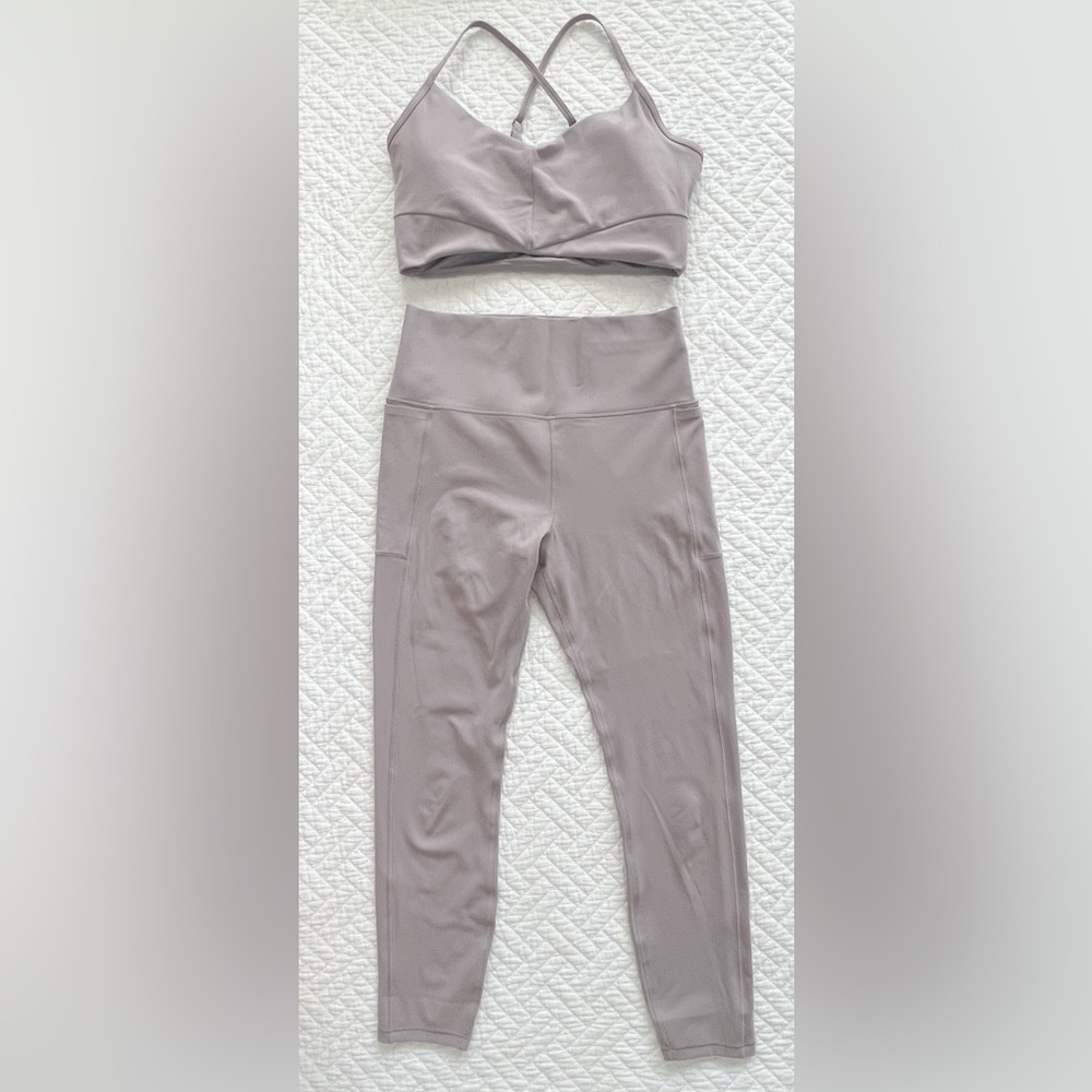 Vuori Adeline bra and Studio Pocket legging set